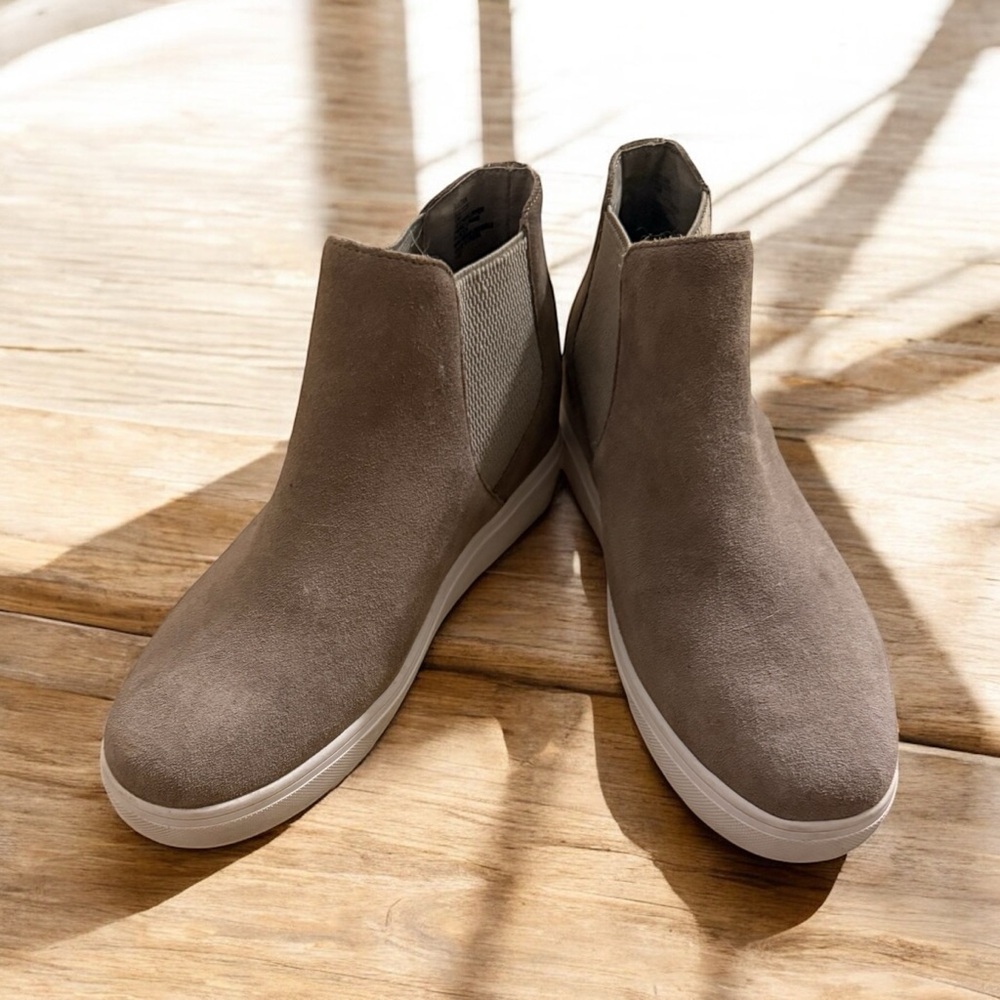 Women's STEVE MADDEN Sultan Taupe Suede
Chelsea Hidden Wedge Size 10
